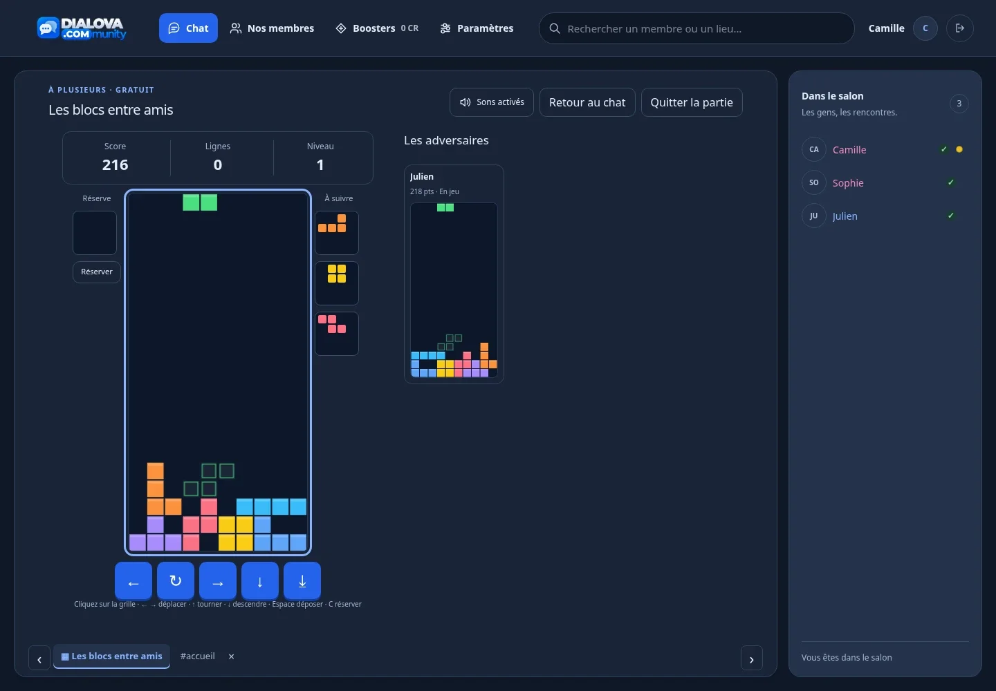 Camille et Julien jouent réellement une manche de Tetris sur Dialova : la grille principale contient les pièces posées, le score progresse et la grille de l’adversaire apparaît à droite.