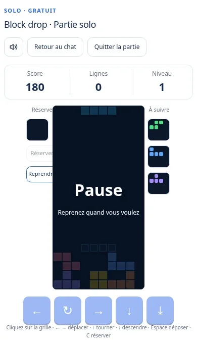 Block drop de Dialova sur un écran de téléphone : grille en pause, score, réserve, prochaines pièces et commandes tactiles.